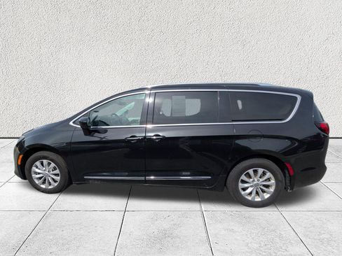 Used 2019 Chrysler Pacifica Touring-L image 6