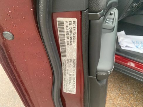 New 2025 Jeep Grand Cherokee 4WD image 32