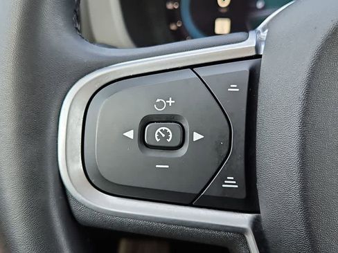 Used 2022 Volvo XC60 B5 Momentum image 26