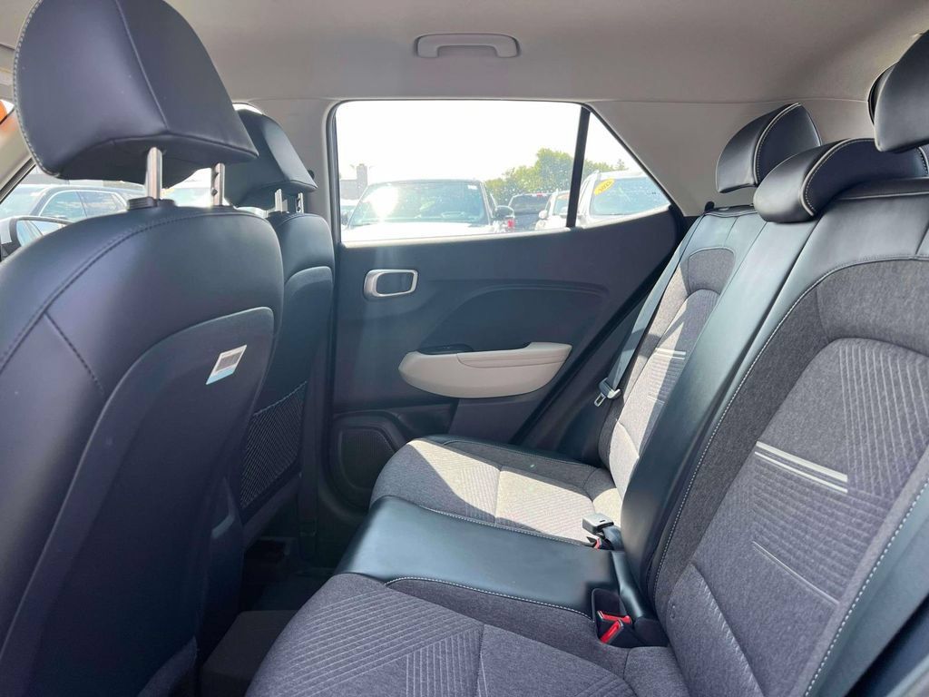 Used 2023 Hyundai Venue Limited FWD image 13