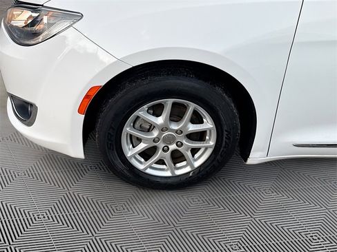 Used 2020 Chrysler Pacifica Touring-L image 34