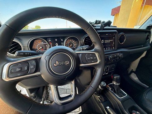 Used 2023 Jeep Gladiator Overland AWD/4WD image 12