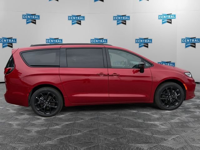 New 2026 Chrysler Pacifica Select w/ S Appearance Package AWD/4WD image 6