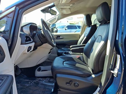 Certified 2023 Chrysler Pacifica Touring-L FWD image 14