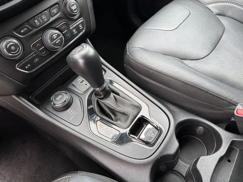 Used 2020 Jeep Cherokee Limited AWD/4WD image 17