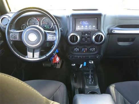 Used 2017 Jeep Wrangler Unlimited Sahara w/ Connectivity Group image 16