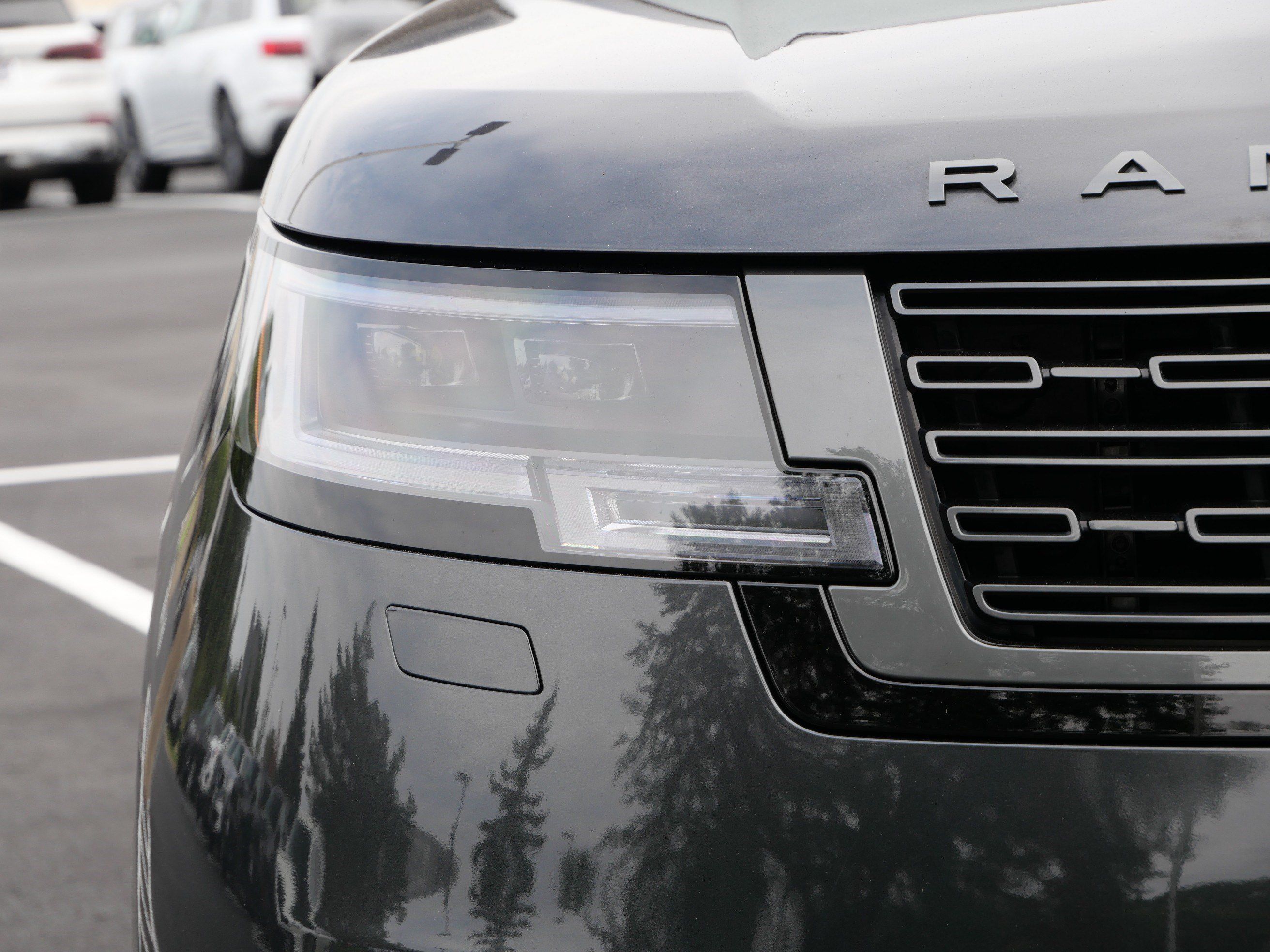 Certified 2025 Land Rover Range Rover SE AWD/4WD image 9