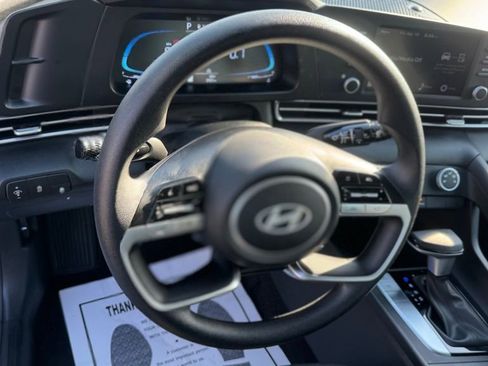 Certified 2025 Hyundai Elantra SE FWD image 13