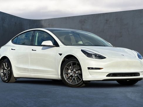 Used 2023 Tesla Model 3 Standard Range image 2