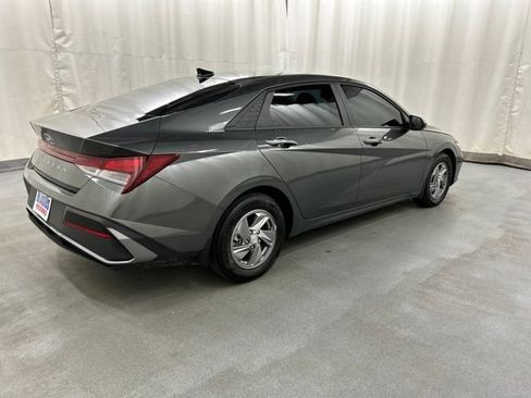Used 2025 Hyundai Elantra SE FWD image 4