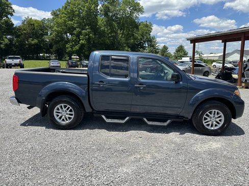 Used 2017 Nissan Frontier SV w/ SV Value Truck Package AWD/4WD image 4