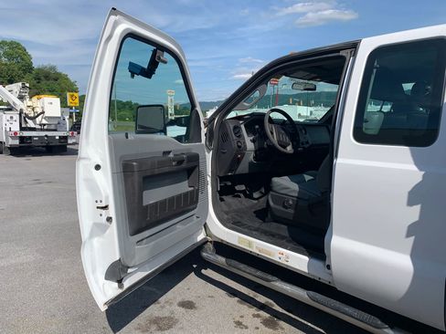 Used 2016 Ford F550 4x4 SuperCab Super Duty image 8