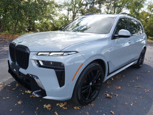 Used 2023 BMW X7 xDrive40i w/ M Sport Package AWD/4WD image 4