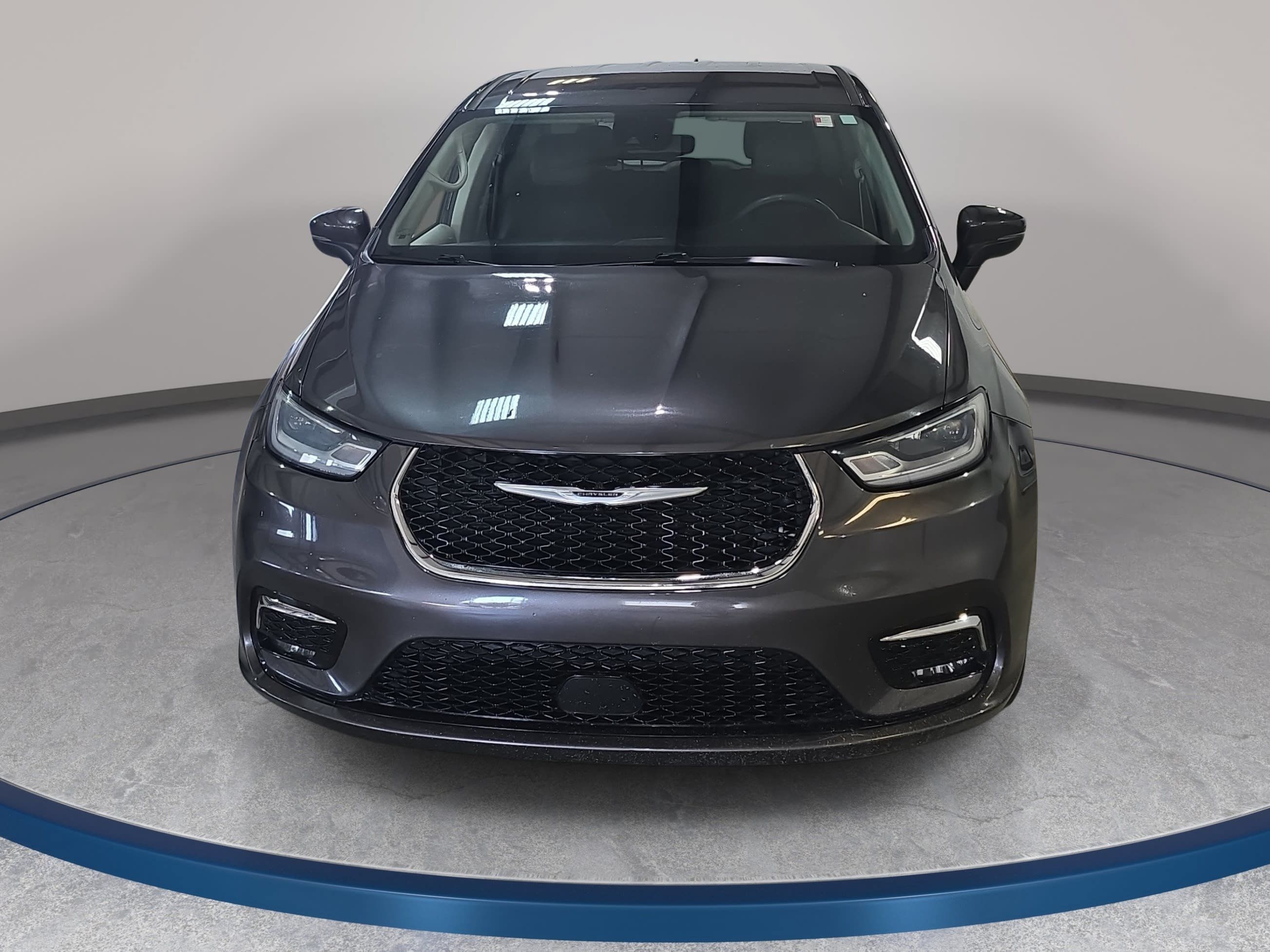 Used 2023 Chrysler Pacifica Touring-L FWD image 3