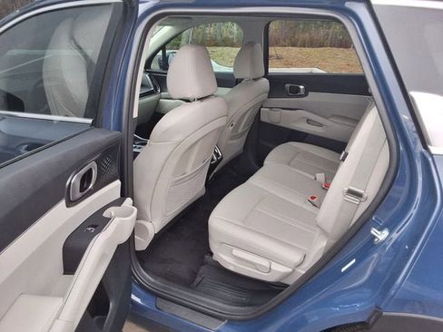 Used 2025 Kia Sorento S image 7