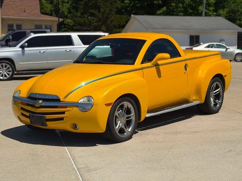 Used 2004 Chevrolet SSR w/ Preferred Equipment Group RWD image 5