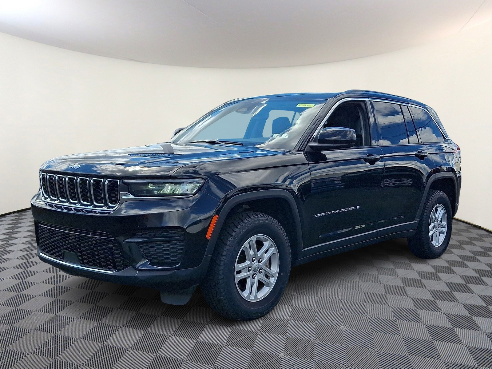 Used 2023 Jeep Grand Cherokee Laredo w/ Luxury Tech Group I AWD/4WD image 3