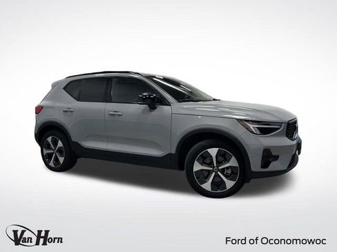 Used 2024 Volvo XC40 B5 Plus image 1