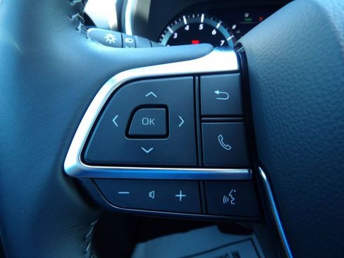 Used 2021 Toyota Highlander XLE FWD image 17