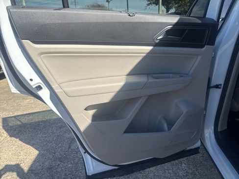 Used 2019 Volkswagen Atlas SE w/ Towing Package image 19