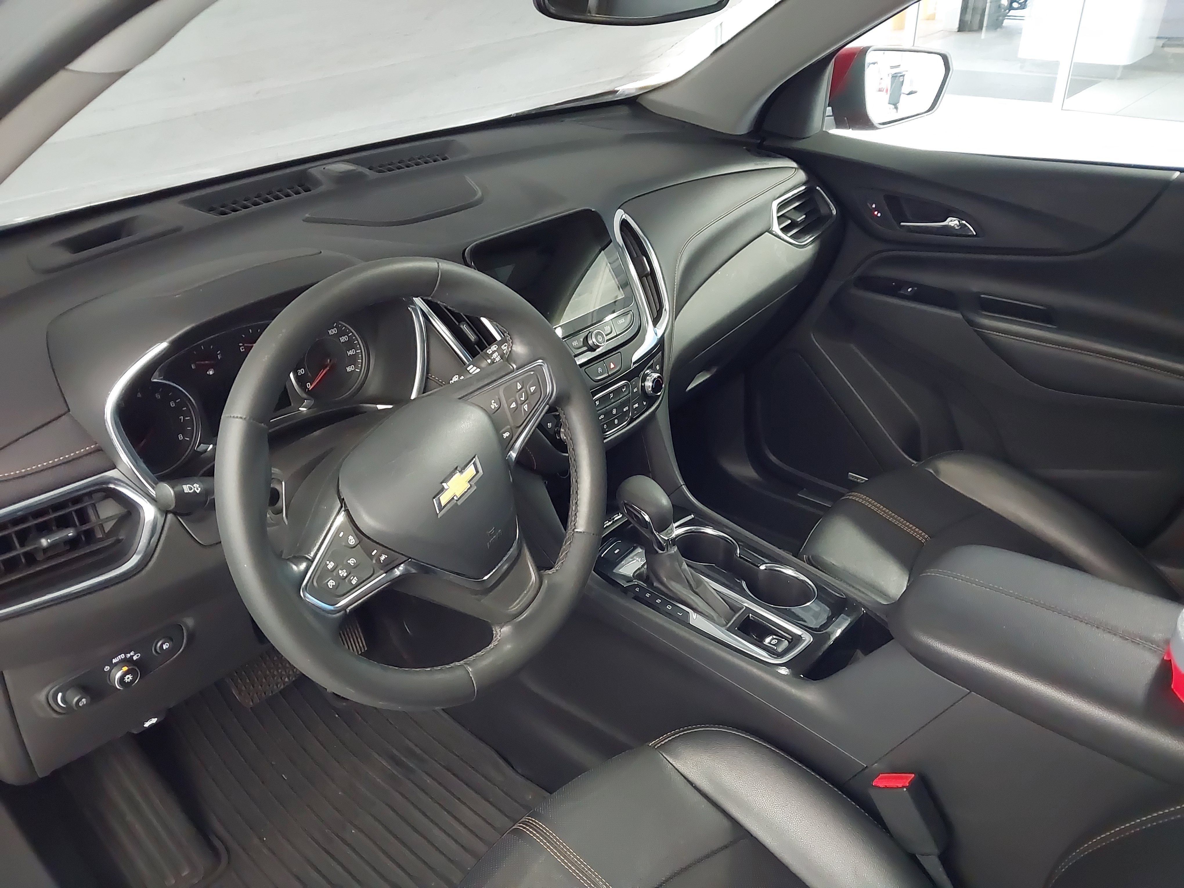 Used 2024 Chevrolet Equinox Premier AWD/4WD image 2