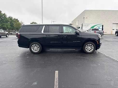 Used 2025 Chevrolet Suburban LT AWD/4WD image 2