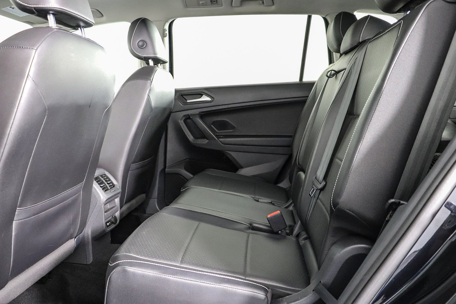 Used 2021 Volkswagen Tiguan SE w/ Panoramic Sunroof Package FWD image 19