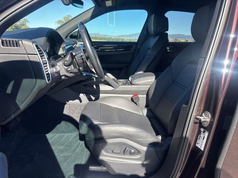 Used 2023 Porsche Cayenne image 9