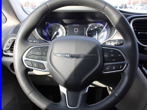 Used 2023 Chrysler Pacifica Touring-L image 30