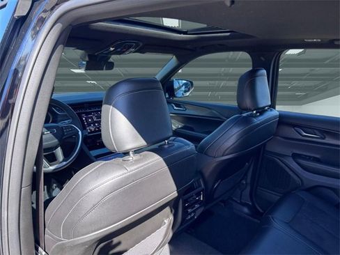 Used 2025 Jeep Grand Cherokee Altitude image 24