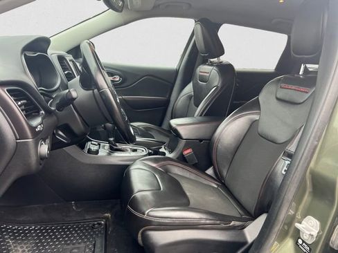 Used 2021 Jeep Cherokee Trailhawk image 9