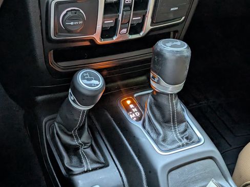 Used 2021 Jeep Wrangler Unlimited Sahara AWD/4WD image 30