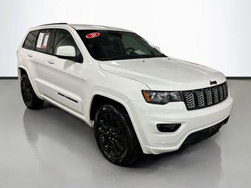 Used 2020 Jeep Grand Cherokee Altitude image 3