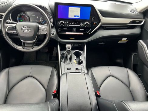Certified 2025 Toyota Highlander XLE AWD/4WD image 18