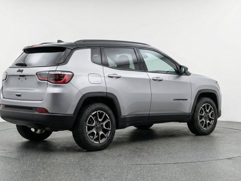 Used 2025 Jeep Compass Trailhawk AWD/4WD image 9