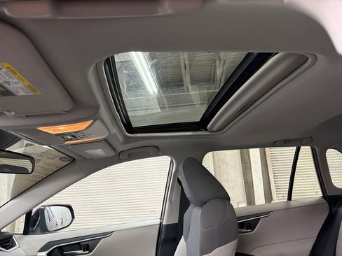 Used 2021 Toyota RAV4 XLE w/ Convenience Package FWD image 10