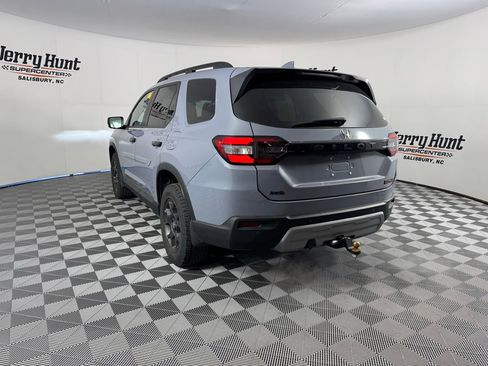 Used 2025 Honda Pilot TrailSport image 10