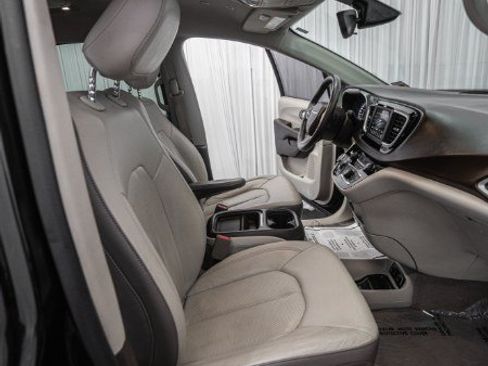 Used 2018 Chrysler Pacifica Touring-L FWD image 18