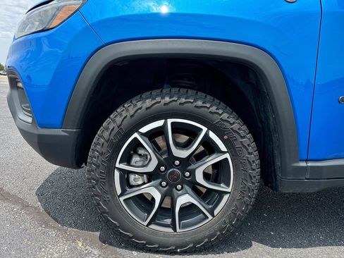 Used 2025 Jeep Compass Trailhawk AWD/4WD image 10