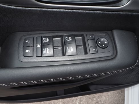 New 2025 Chrysler Pacifica Select w/ Uconnect Theater Family Group image 30