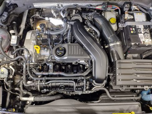 Certified 2025 Volkswagen Taos SE AWD/4WD image 9