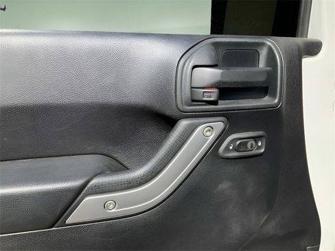 Used 2016 Jeep Wrangler Unlimited Sahara w/ Connectivity Group image 17