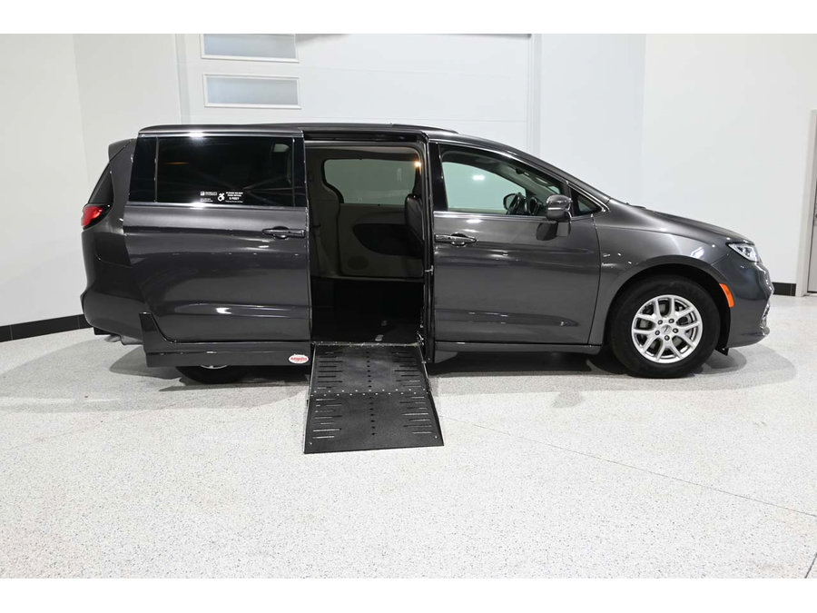Used 2022 Chrysler Pacifica Touring-L FWD image 17