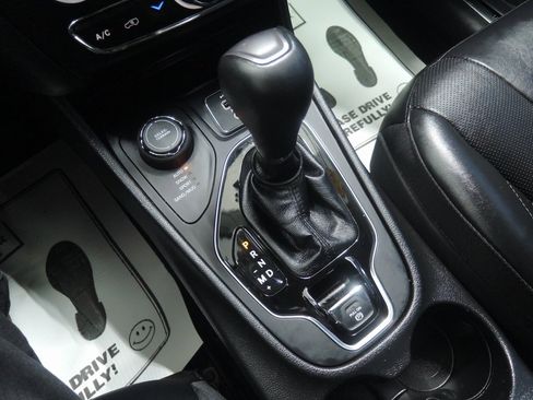 Used 2020 Jeep Cherokee Limited image 21