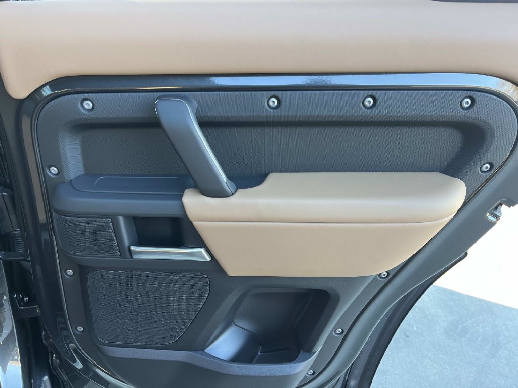 Certified 2025 Land Rover Defender 130 X-Dynamic SE AWD/4WD image 25