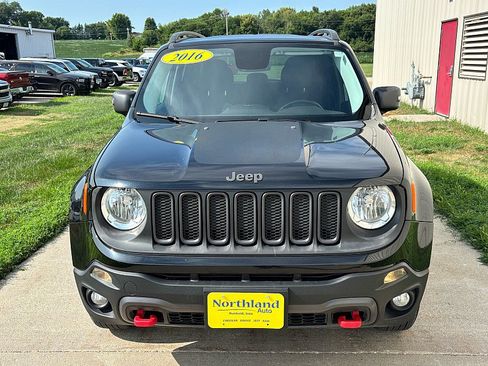 Used 2016 Jeep Renegade Trailhawk AWD/4WD image 2