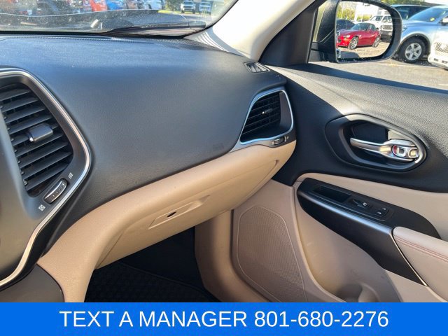 Used 2019 Jeep Cherokee Latitude w/ Cold Weather Group FWD image 25
