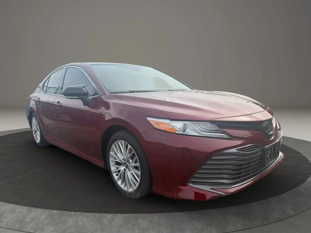 Used 2020 Toyota Camry XLE w/ Navigation Package FWD image 3