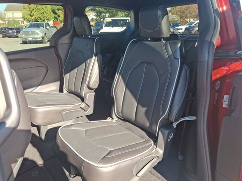 New 2026 Chrysler Pacifica Limited w/ S Appearance Package image 11