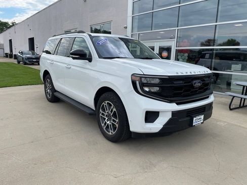 Certified 2025 Ford Expedition Active AWD/4WD image 1